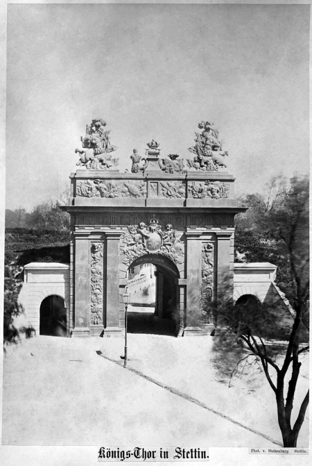 Brama Królewska (1726/28), od strony miasta. Fotografia Stoltenburga z około 1860 r. MNS/A.Foto/5363 A
